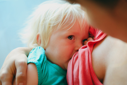 bébé qui boit du lait maternel au sein par sa mère